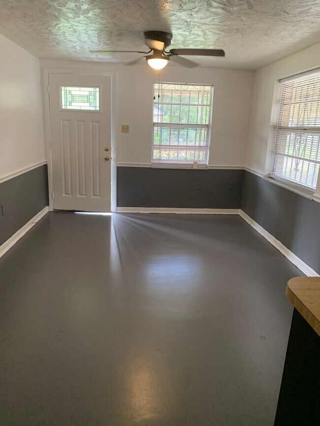 Building Photo - 2004 E Genesee St