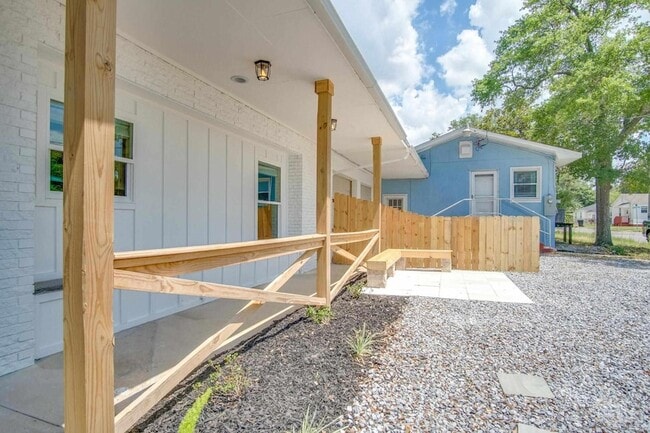 Building Photo - 203 S L St