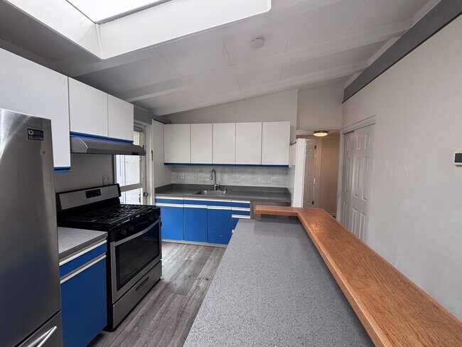 Building Photo - CUPERTINO-charming Eichler house for rent in the heart of Cupertino