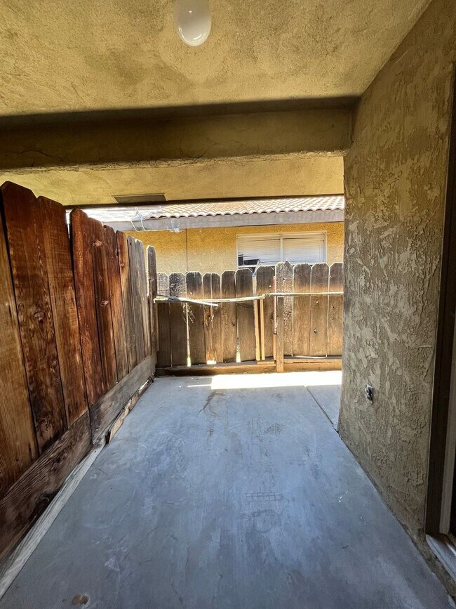 Building Photo - 4061