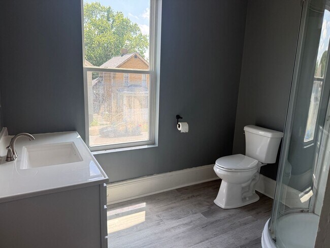 Building Photo - Large 3-Bed 2-Bath Home Uhrichsville