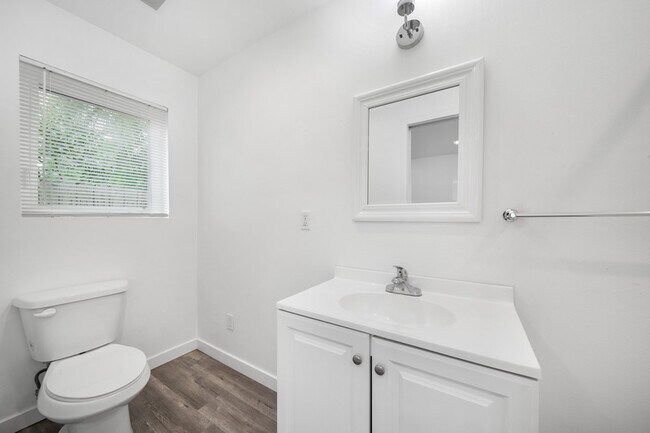 Building Photo - 422 N Batavia St