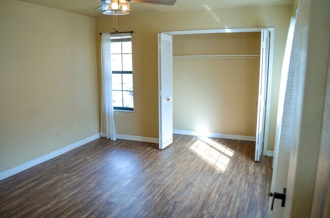 Building Photo - FIRST MONTH FREE! Rockwood Villas 3 bedroom 3 bath