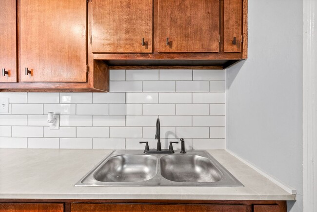 Building Photo - 2 Bedroom Home For Rent Near Madison Street!