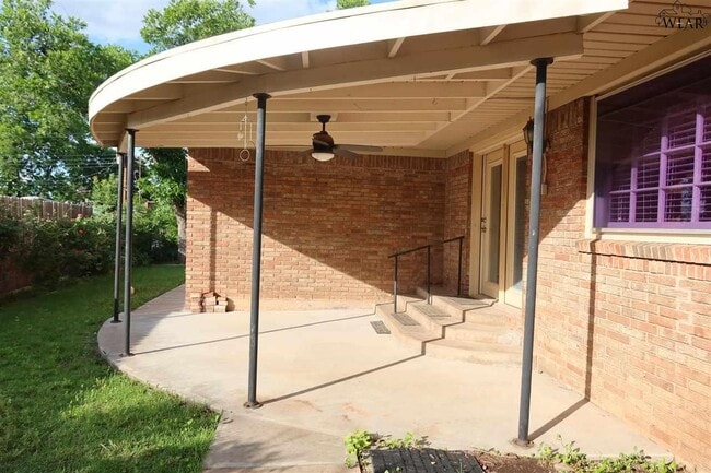 Building Photo - 1544 Sweetbriar Dr