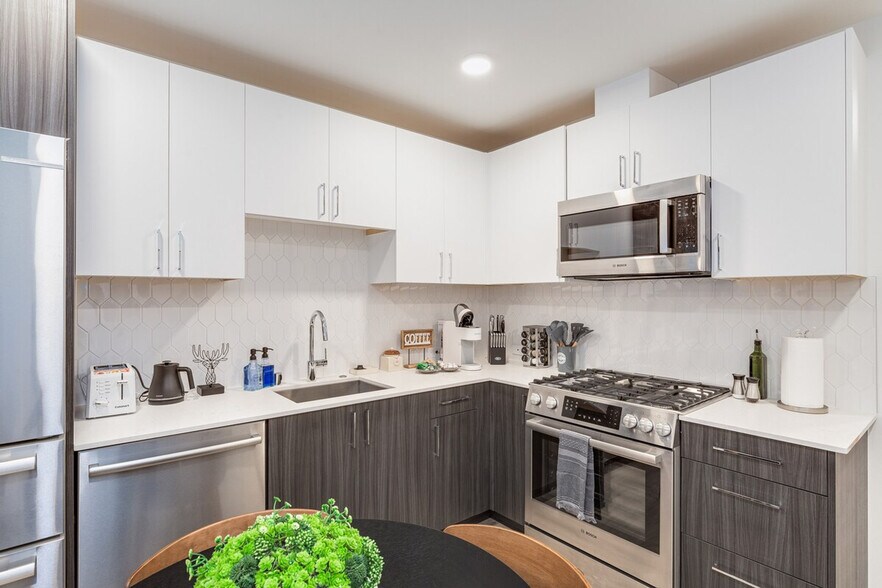 Building Photo - 1433 E Howell St