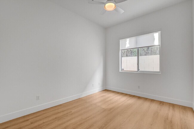 Building Photo - Popular Seven Hills Area, 1-Story, Complet...