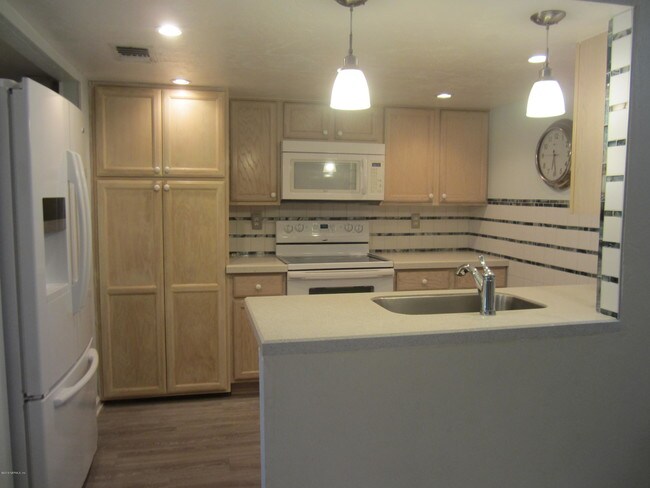 Building Photo - 4401 Seagate Ln N