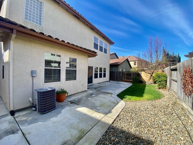 Building Photo - EXCEPTIONAL 4 BEDROOMS, 3 BATH, 3 CAR GARA...
