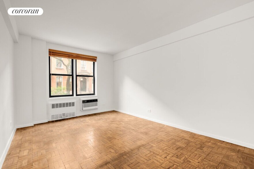 Building Photo - 211 E 18th St