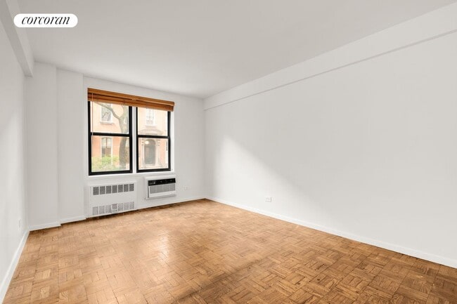 Building Photo - 211 E 18th St