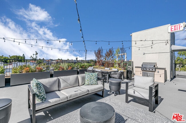 Building Photo - 10824 Blix St