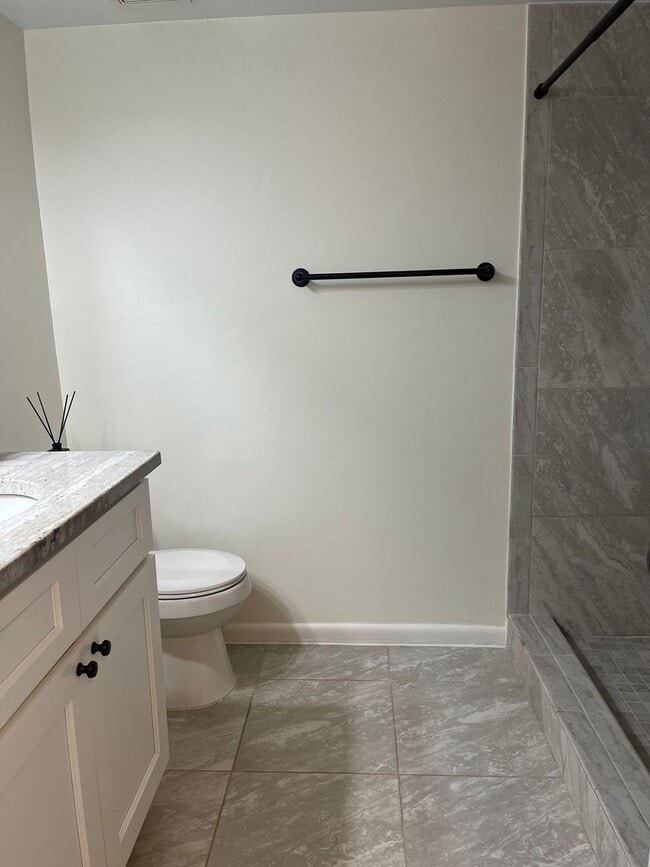 Building Photo - North Raleigh Move-In Ready Condo, On Grou...