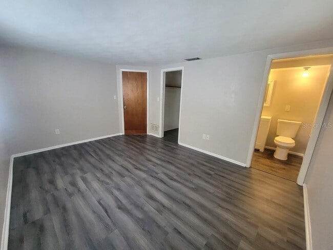 Building Photo - 10920 Oakdale Ave