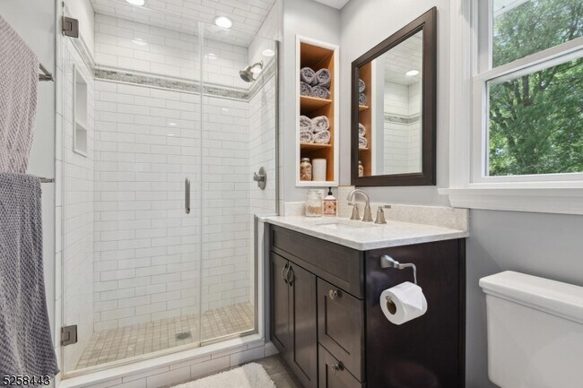 Building Photo - 204 Deerfield Ln