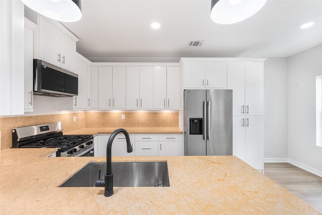 Building Photo - 6809 Fairway Dr