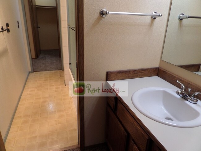 Building Photo - Cute Duplex with Attached Garage in Brown'...