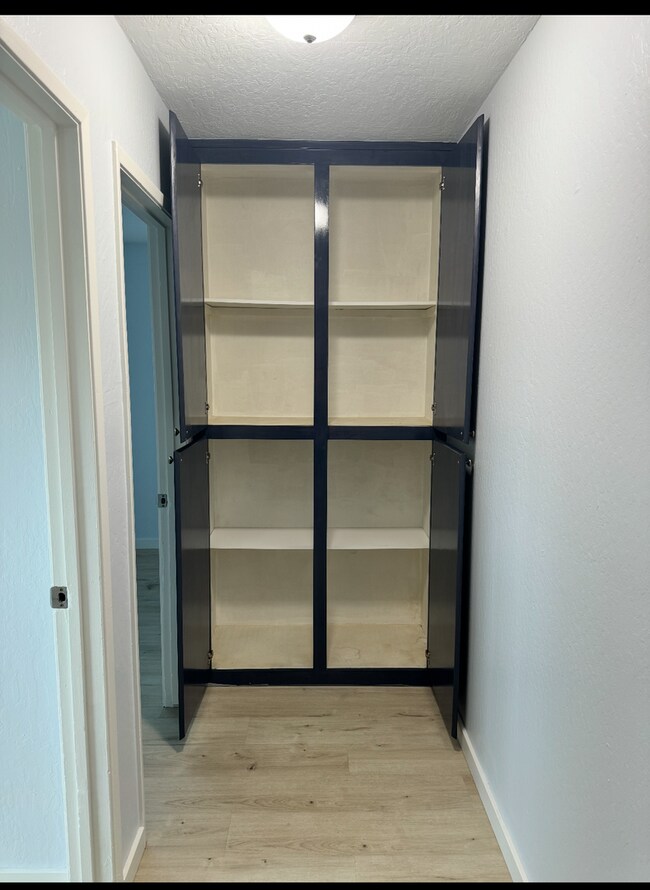 Building Photo - Updated and Spacious Condo near Shopping a...