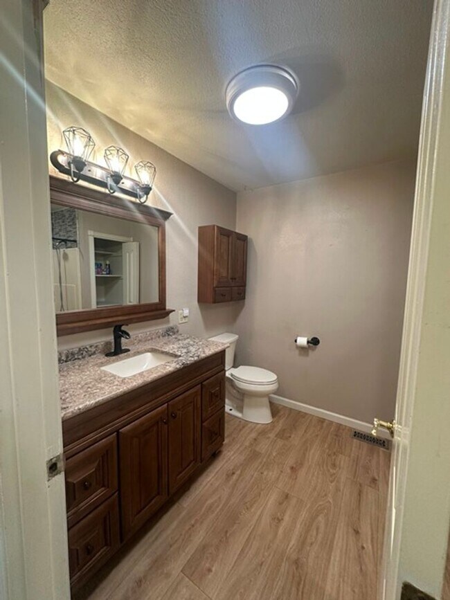 Building Photo - 4 Bedroom home with acreage