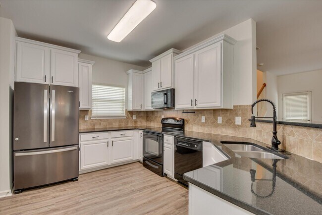 Building Photo - 476 Lory Ln