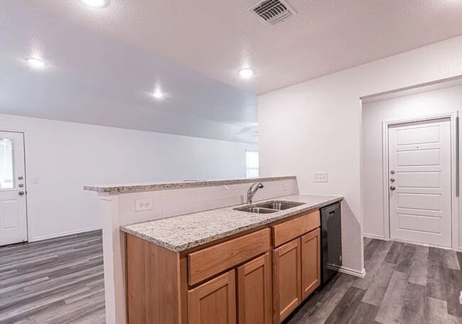 Building Photo - AVAILABLE NOW! (SECTION 8 ACCEPTED)