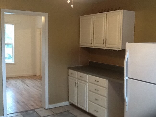 Building Photo - Charming 1 Bedroom, 1 Bath Apartment – Wal...