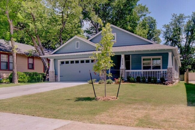 Building Photo - 4/2.5/2 Home! Rare Find!