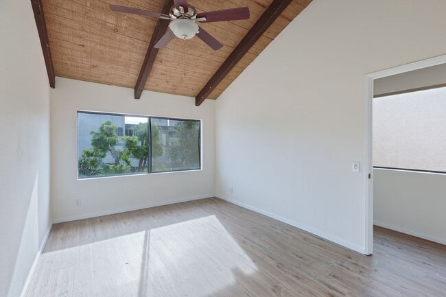 Building Photo - 10444 Canoga Ave