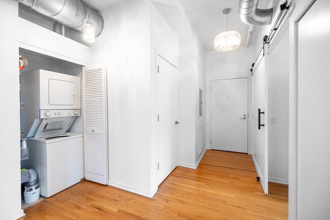Building Photo - 6 E Monroe St