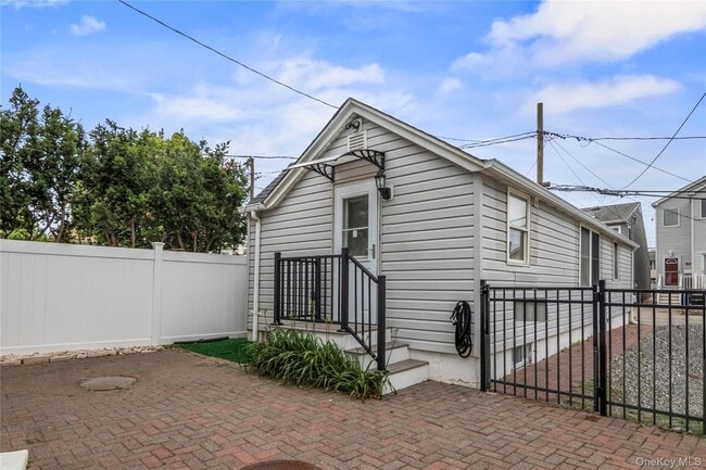 Building Photo - 19 Pine Ln