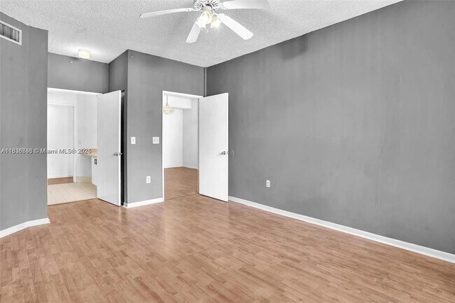 Building Photo - 6928 SW 39th St