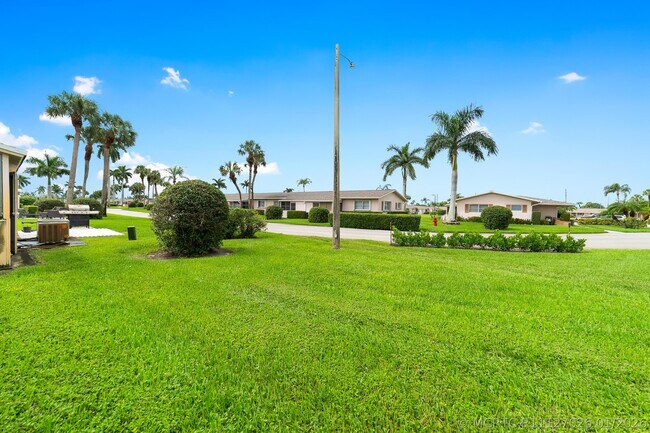 Building Photo - 2567 Dudley Dr E
