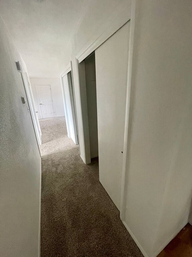 Building Photo - 2 Bedroom 1 Bedroom House - Location Locat...