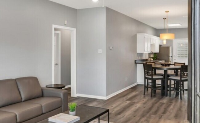 Building Photo - Partially Furnished 4 bed 4 bath near campus!