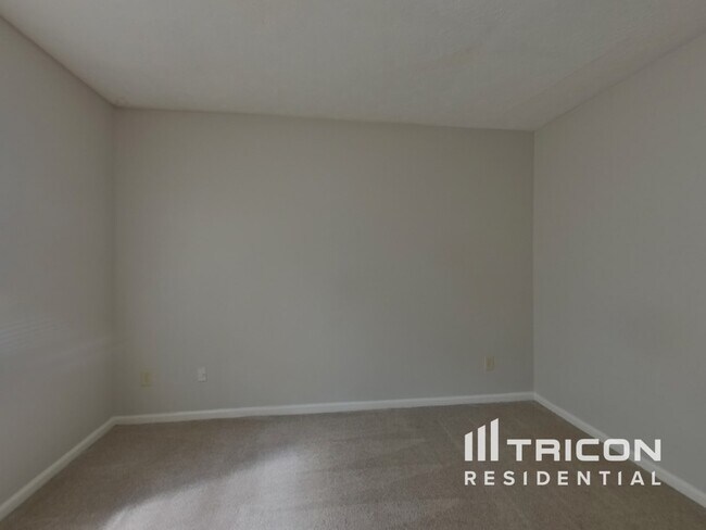 Building Photo - 955 Willow Run