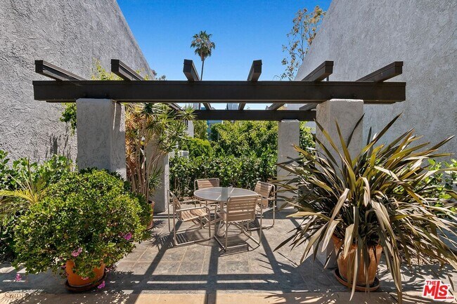 Building Photo - 1937 S Beverly Glen Blvd