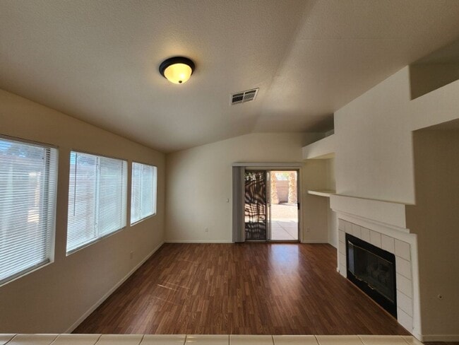 Building Photo - Lovely Single Story Home