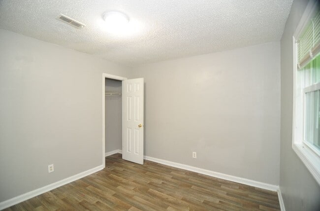 Building Photo - 2425 Tuxedo Dr NW