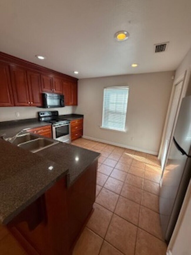 Building Photo - 4556 Deslin Dr