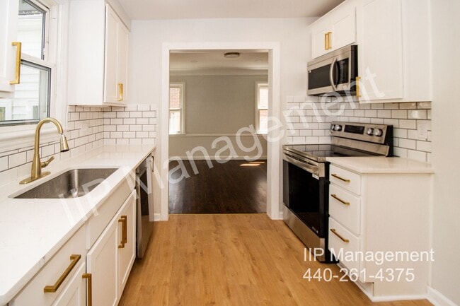 Building Photo - 3549 Grosvenor Rd