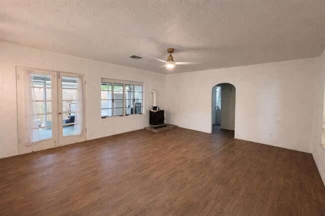 Building Photo - 403 E Johnson Ave