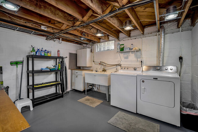 Building Photo - 1128 Exter Dr