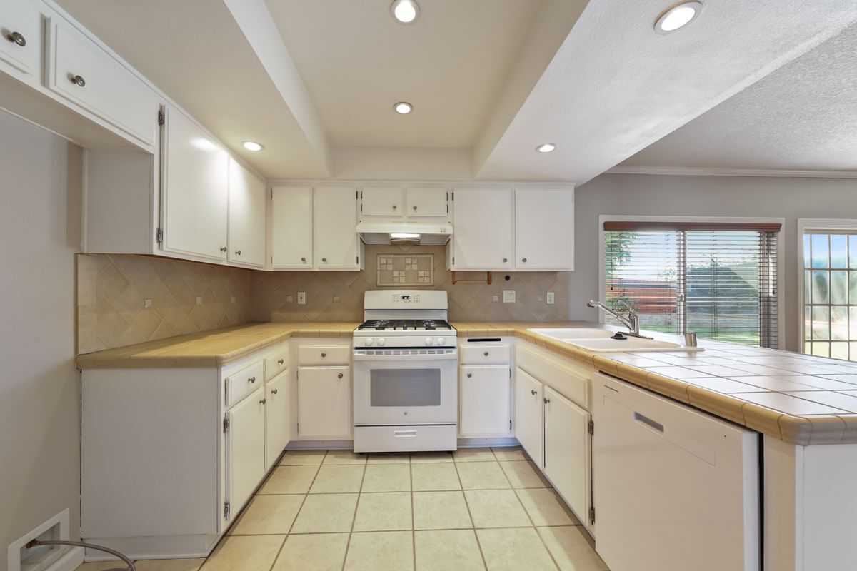 Building Photo - 1042 Bassett Ct