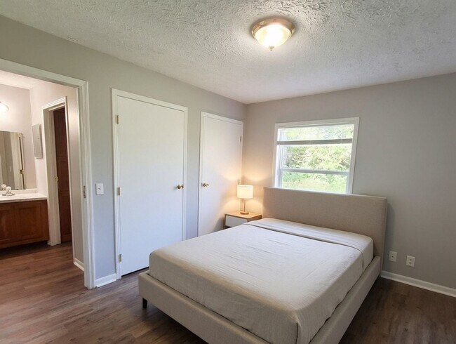 Building Photo - 4 Bed / 2 Full Bath House on a Quiet Dead-End Street — Attached Garage, Central A/C, W/D Hookups ...