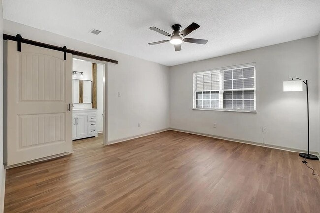 Building Photo - 1825 Sherwood Dr