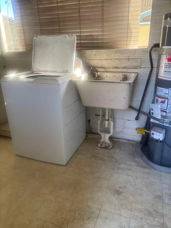 Building Photo - 216 S Almansor St