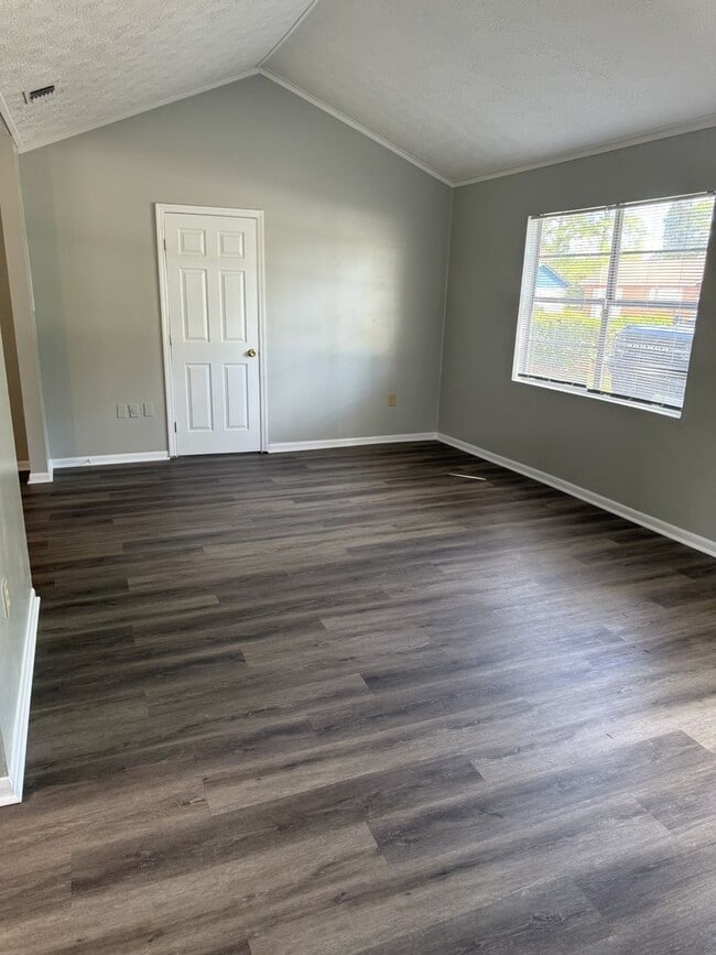 Building Photo - MOVE IN READY
