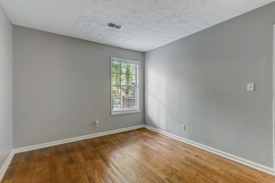 Building Photo - 323 Farm Pl Ct NE
