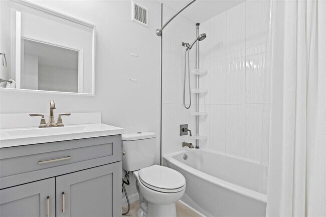 Building Photo - 4722 Lago Vista Dr