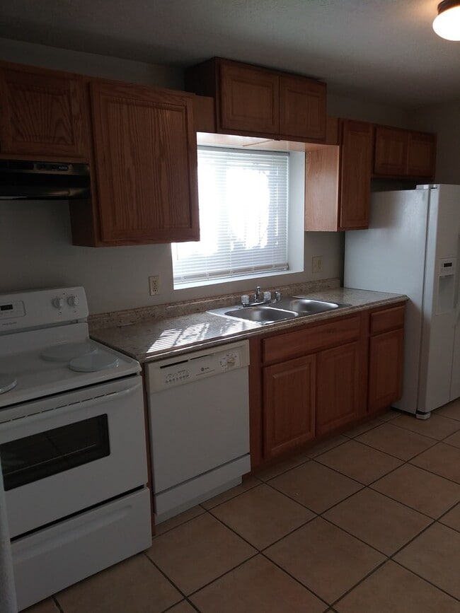 Building Photo - Renovated super cute 2 bedroom home